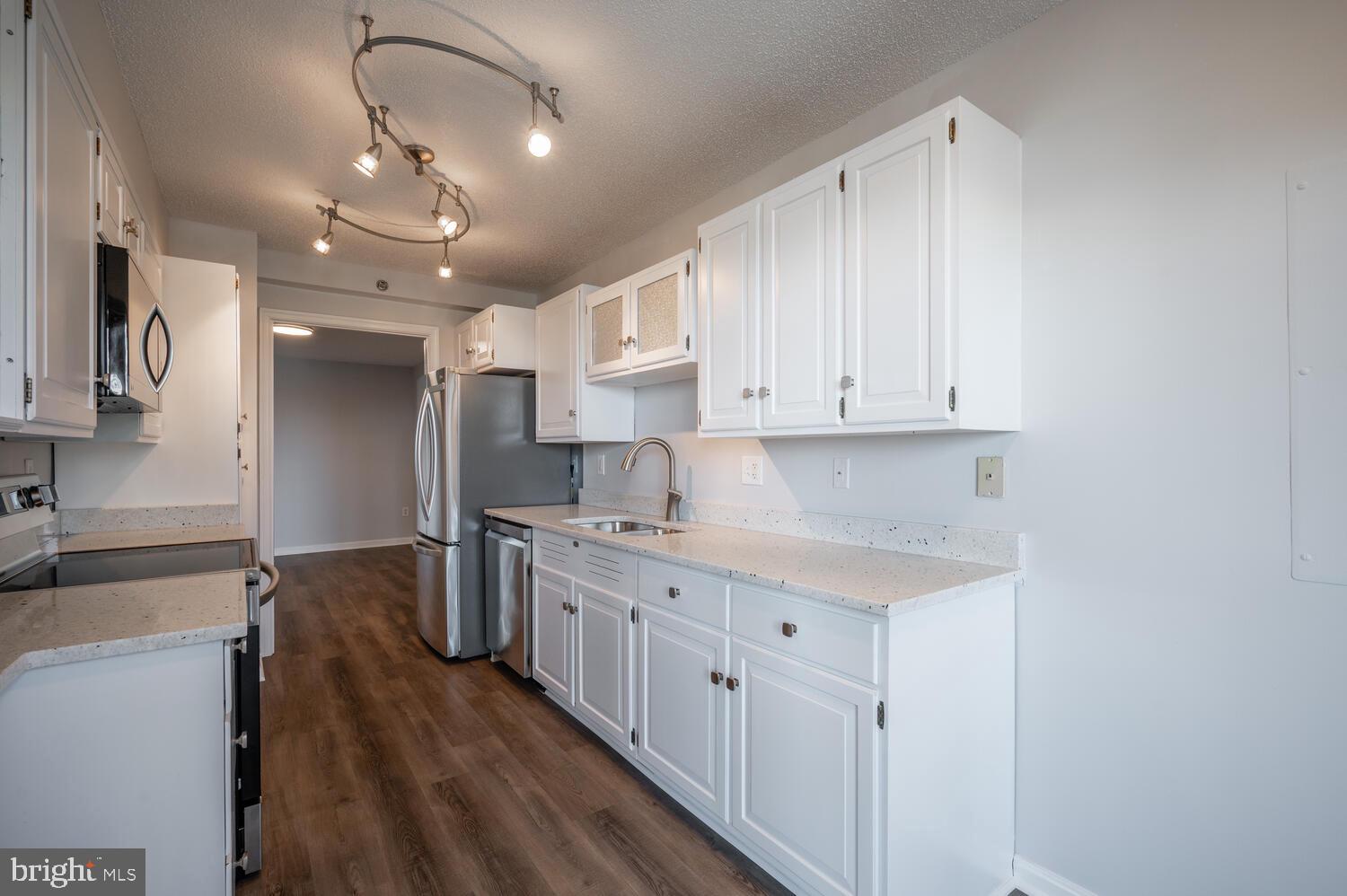 CARLYLE TOWERS - Residential