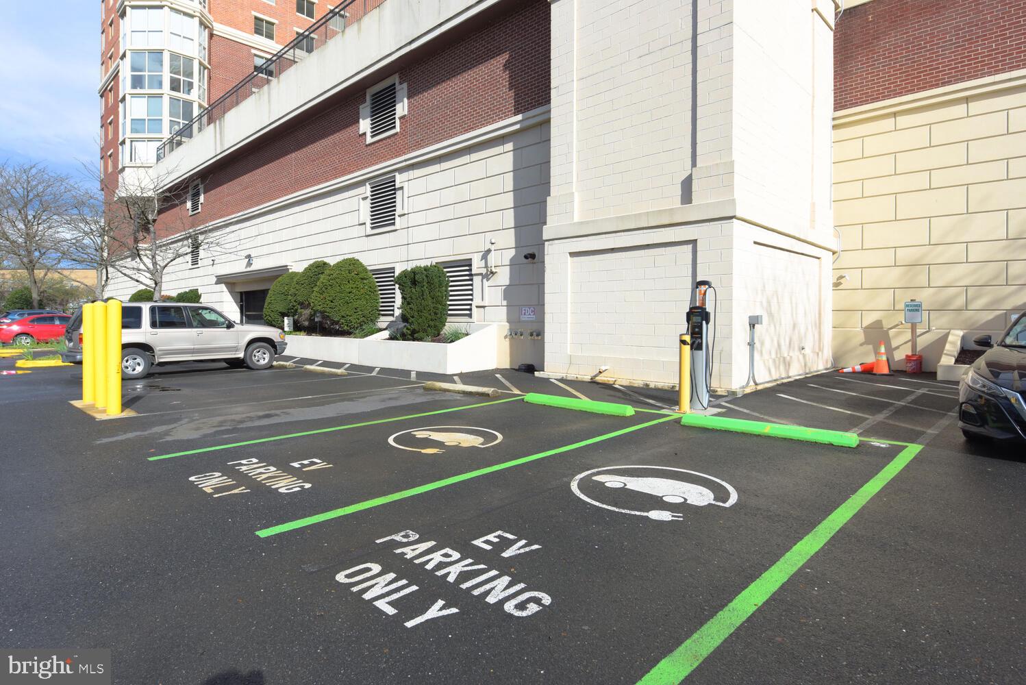 CARLYLE TOWERS - Residential