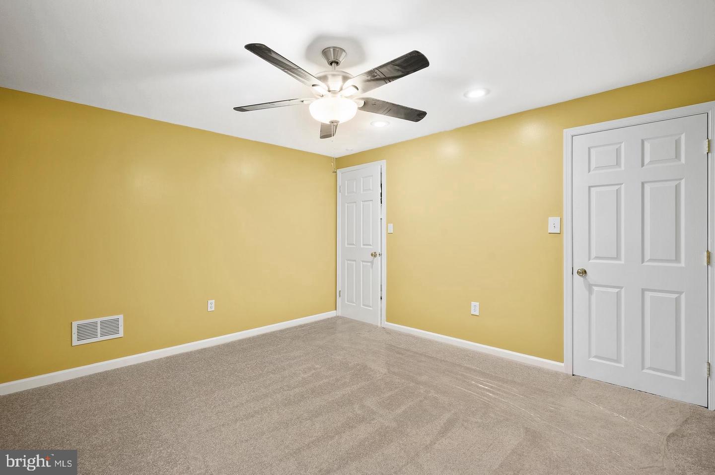 SLEEPY HOLLOW WOODS - Residential Lease