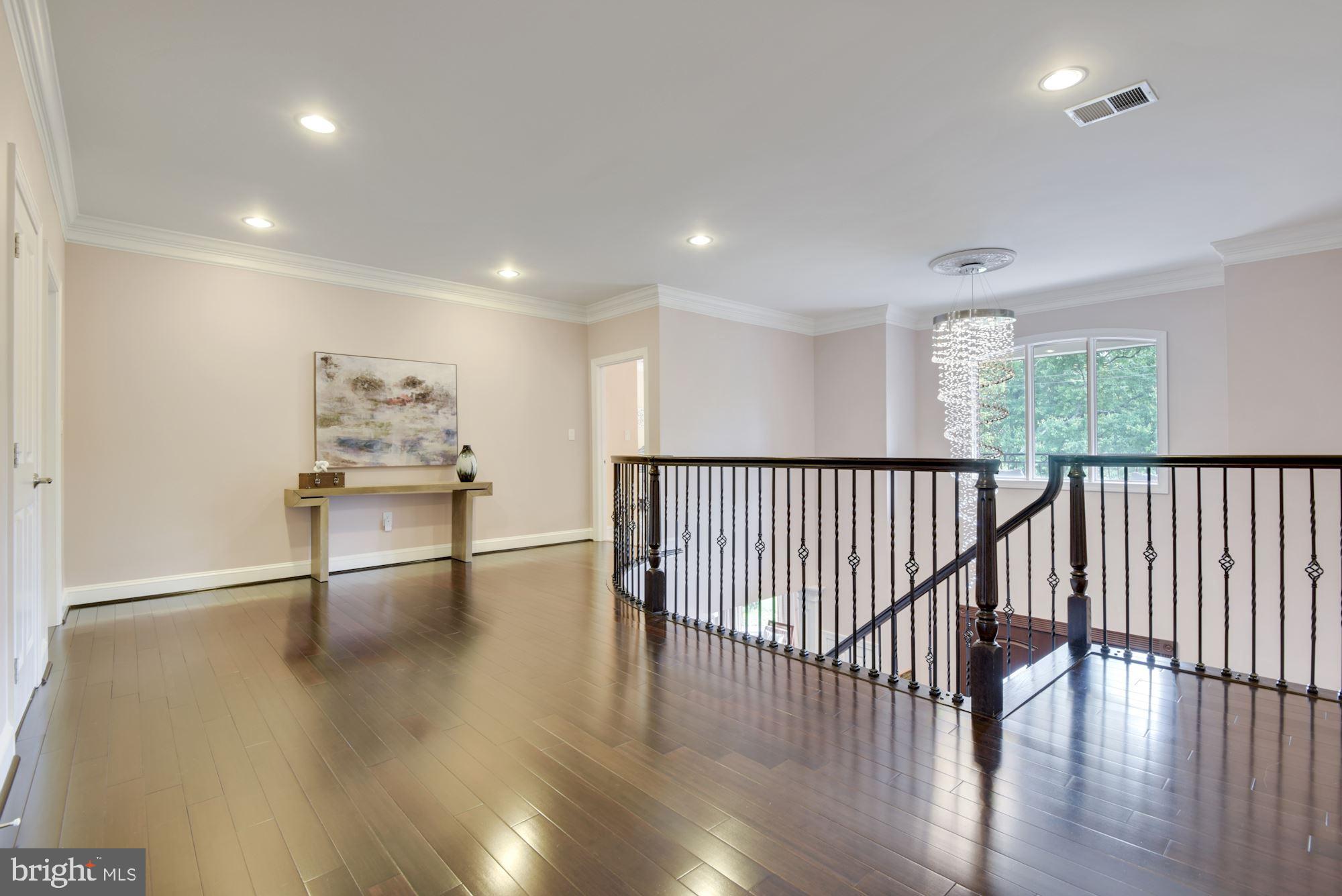 MCLEAN MANOR - Residential