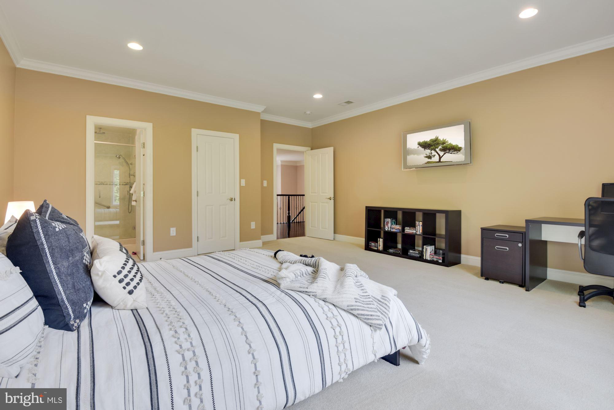 MCLEAN MANOR - Residential