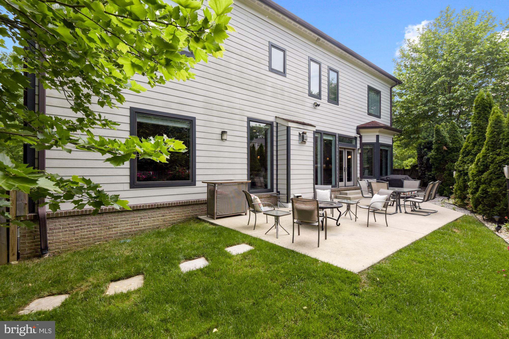 MCLEAN MANOR - Residential