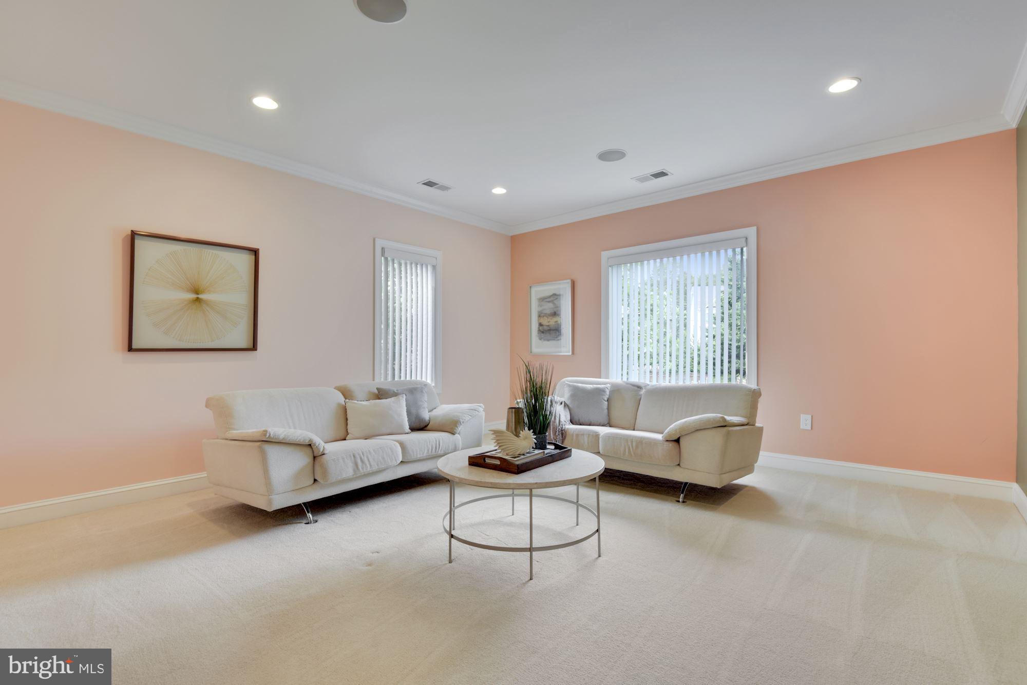 MCLEAN MANOR - Residential