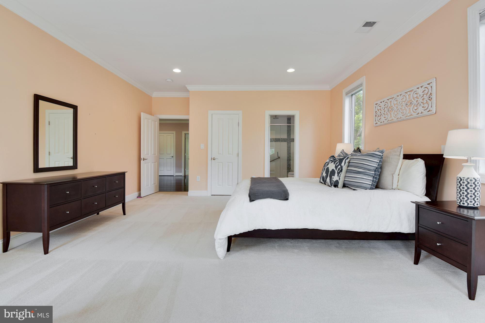 MCLEAN MANOR - Residential