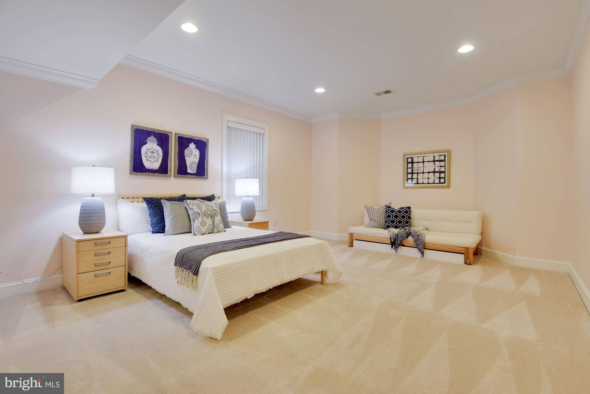 MCLEAN MANOR - Residential