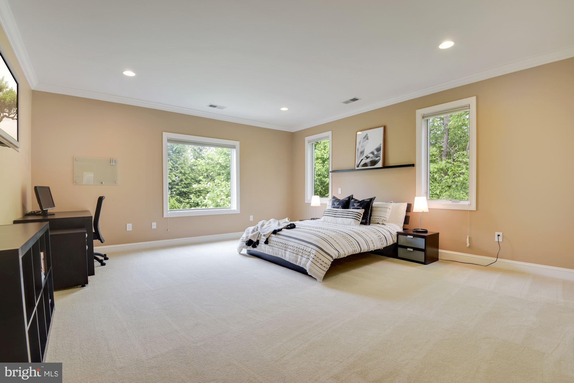 MCLEAN MANOR - Residential