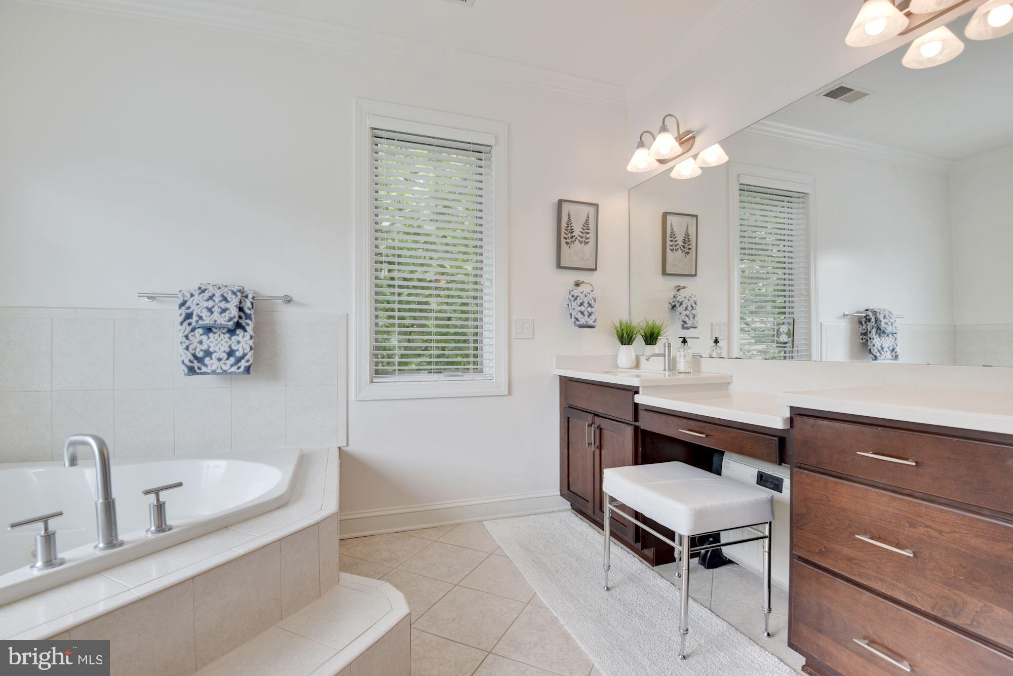 MCLEAN MANOR - Residential