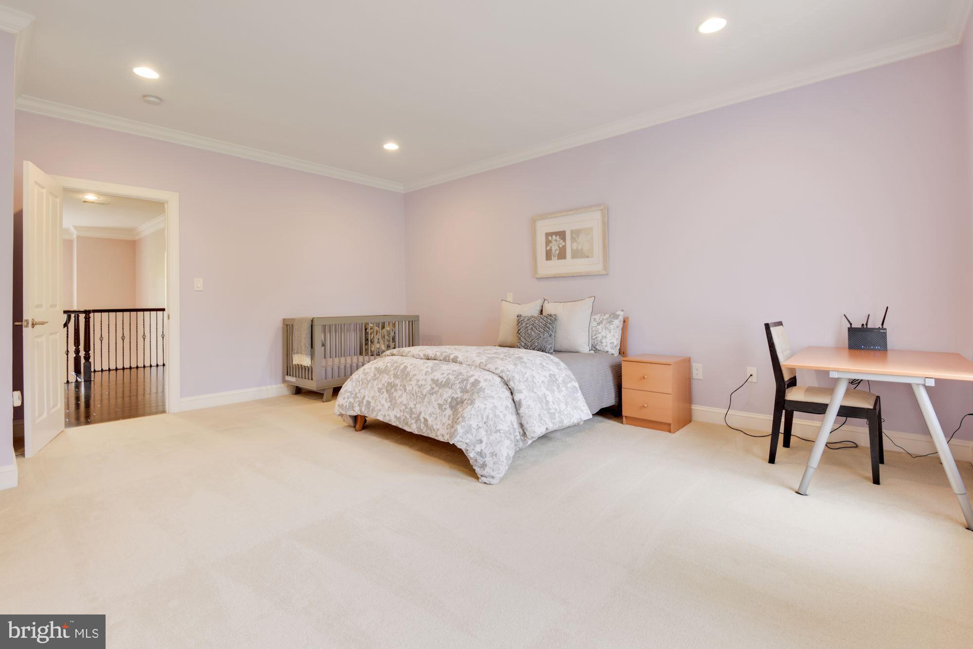 MCLEAN MANOR - Residential