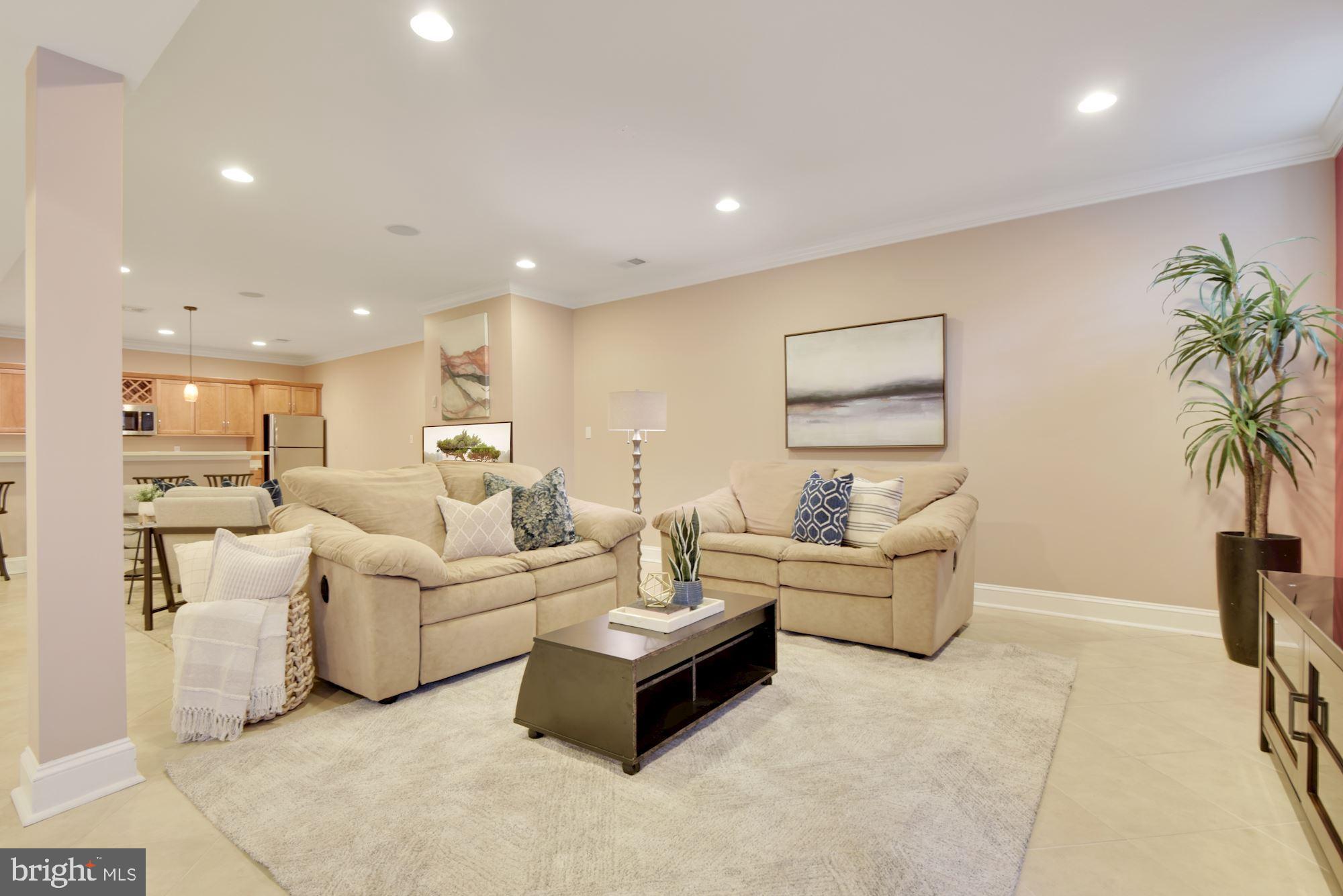 MCLEAN MANOR - Residential