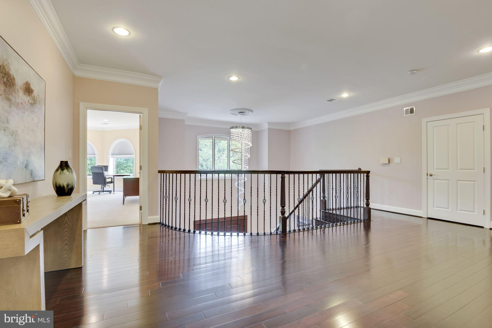 MCLEAN MANOR - Residential