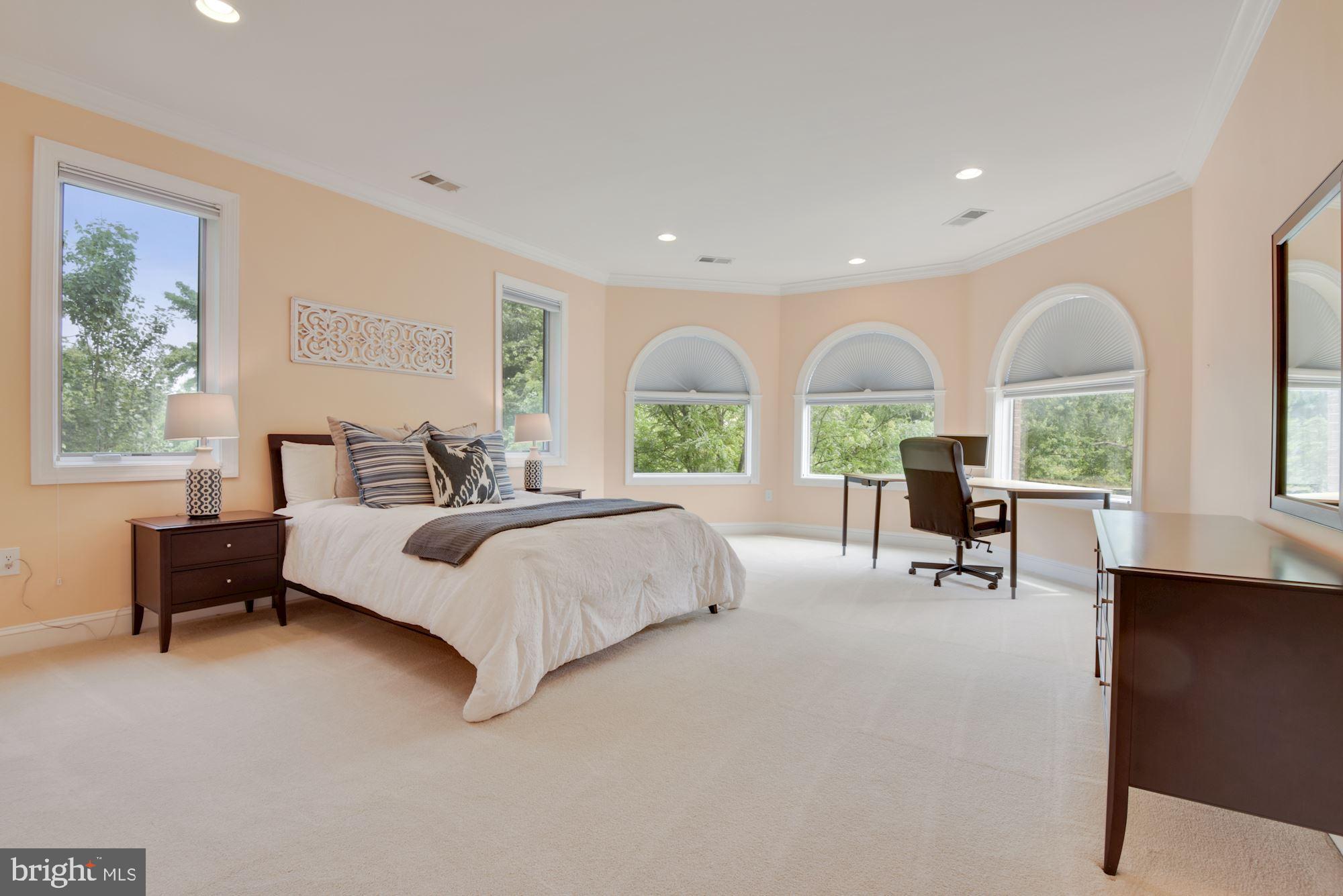 MCLEAN MANOR - Residential