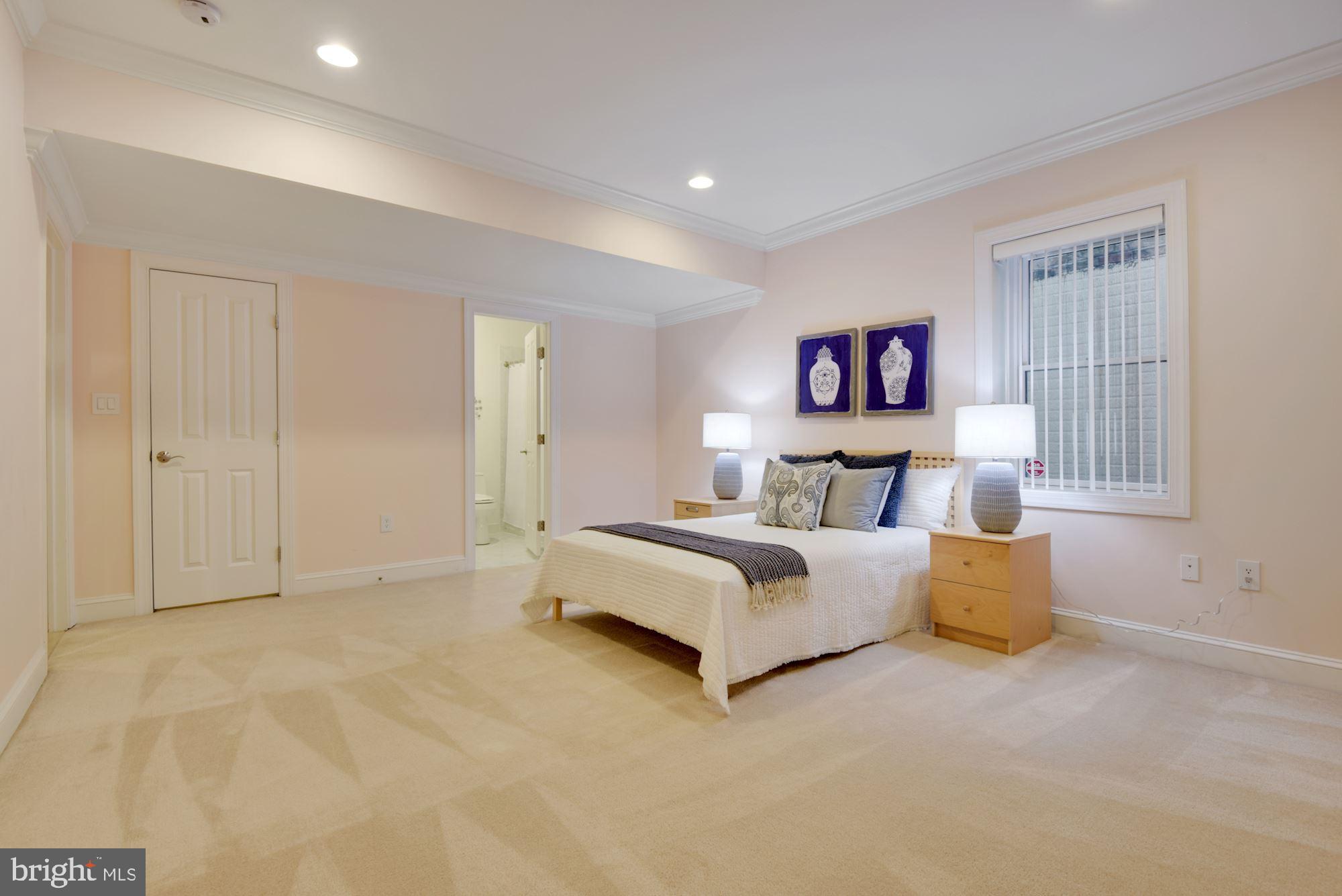 MCLEAN MANOR - Residential