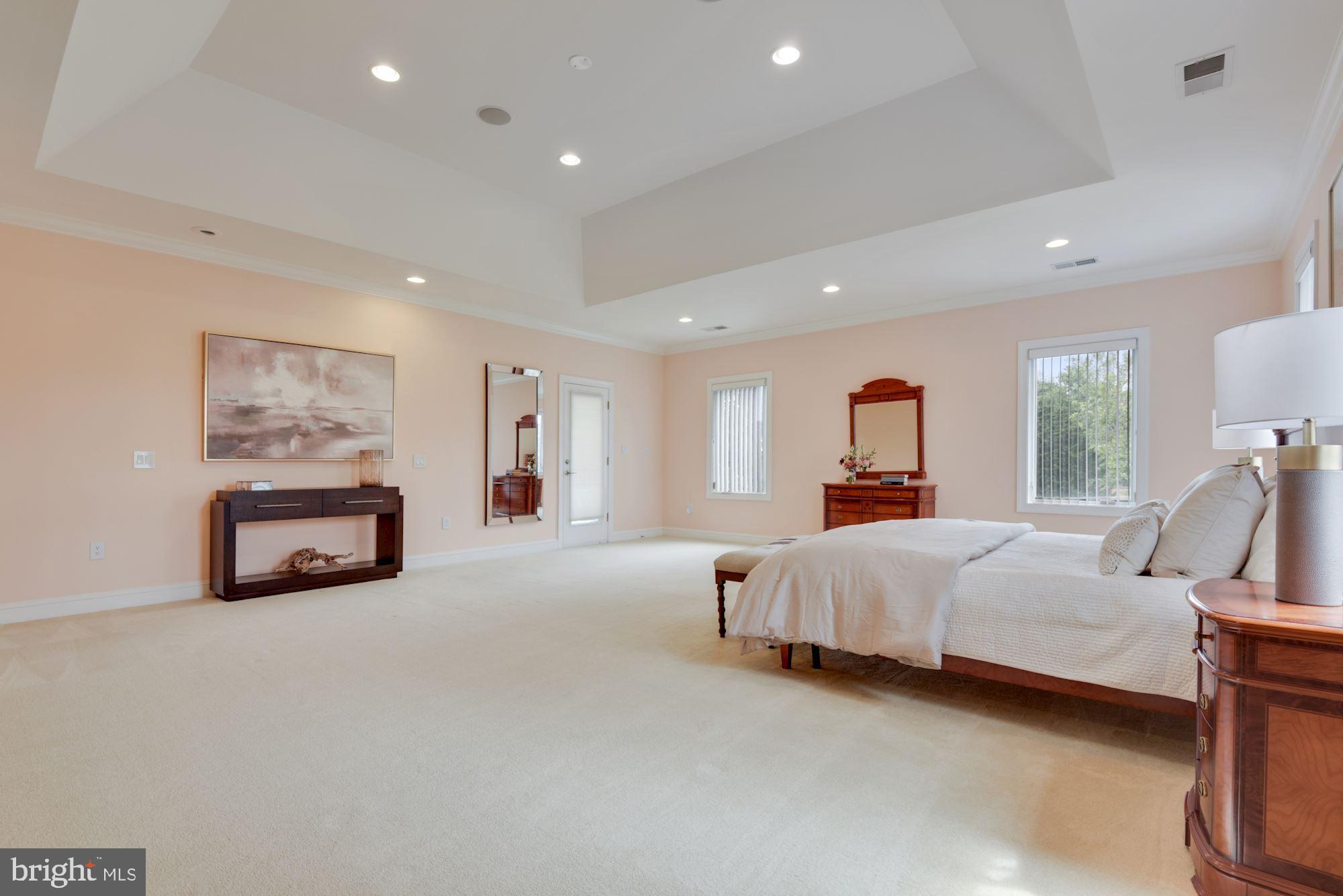 MCLEAN MANOR - Residential