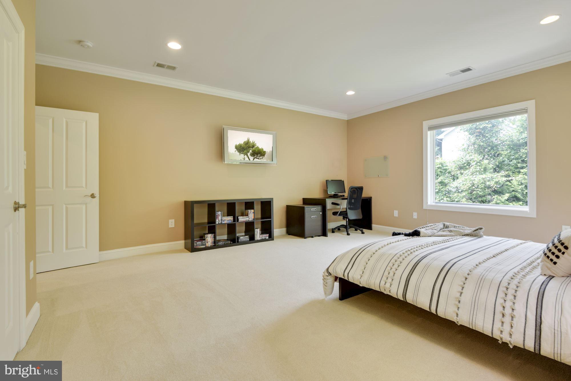 MCLEAN MANOR - Residential