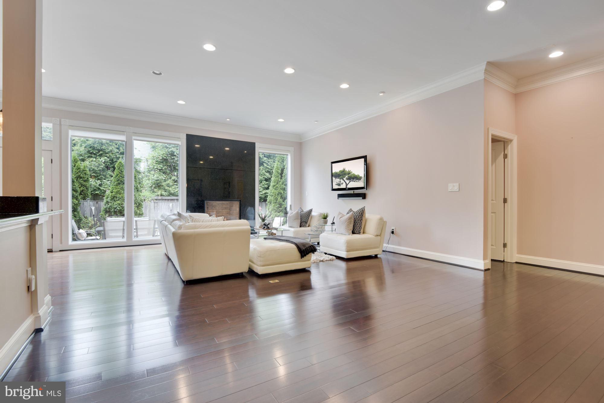 MCLEAN MANOR - Residential