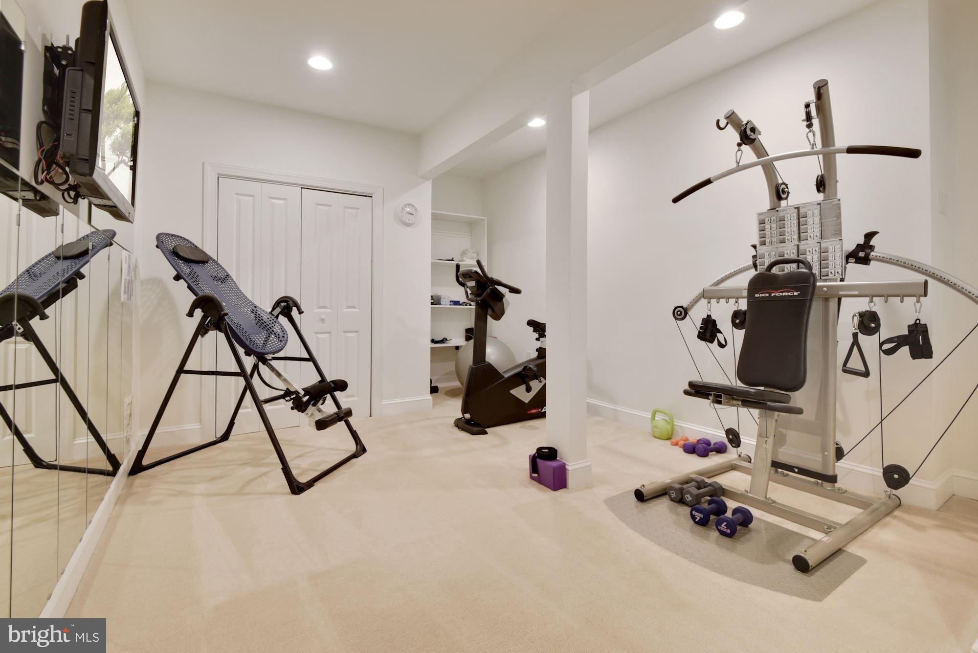 MCLEAN MANOR - Residential