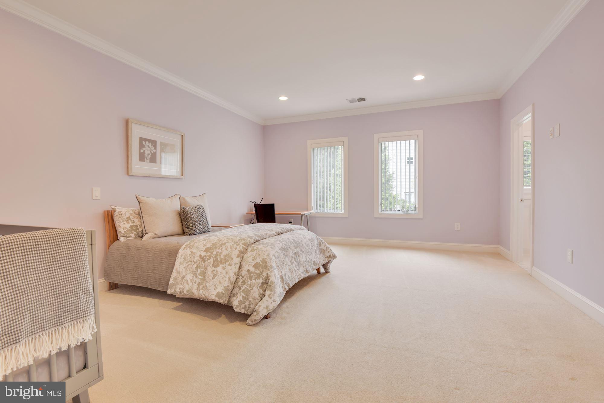 MCLEAN MANOR - Residential