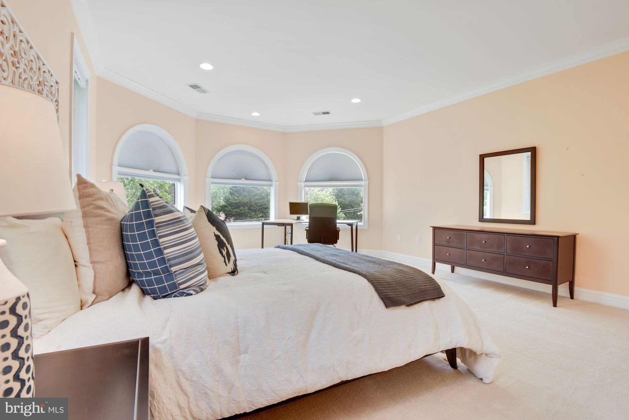 MCLEAN MANOR - Residential