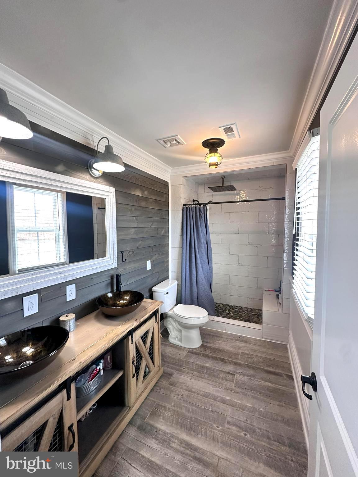 TWIN LAKES - Residential