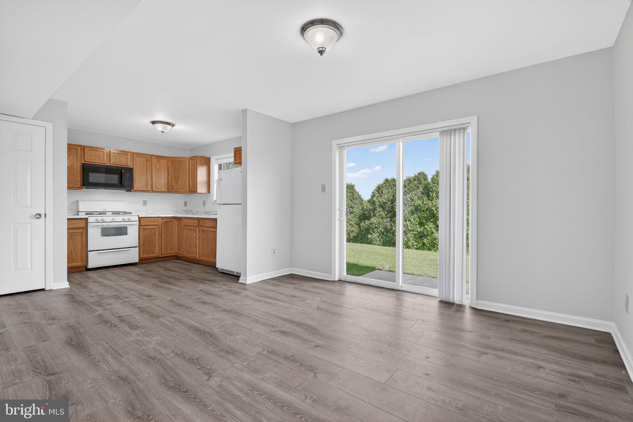 EMERALD HOLLOW ESTS - Residential