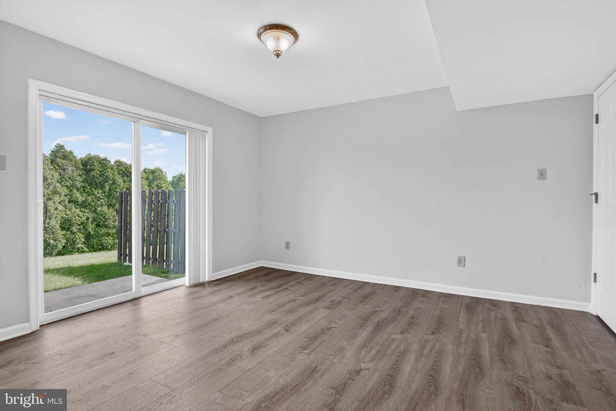 EMERALD HOLLOW ESTS - Residential
