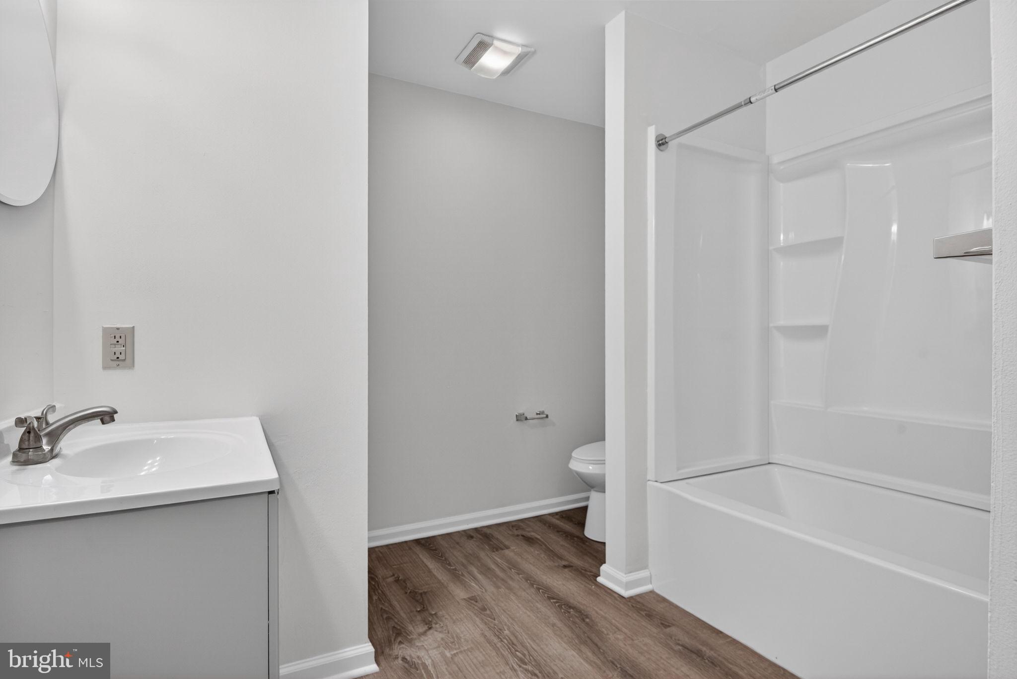 EMERALD HOLLOW ESTS - Residential