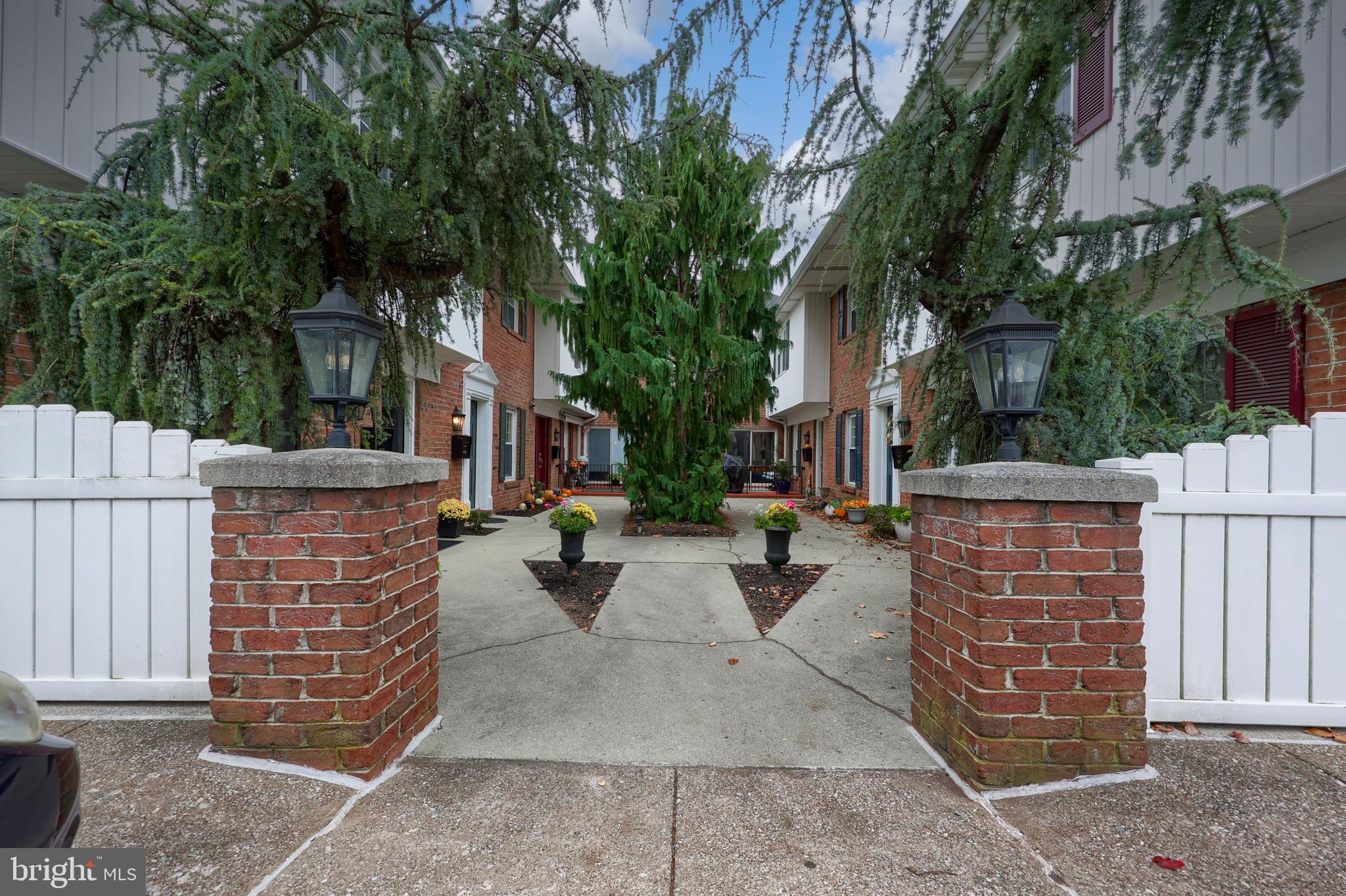 425 W CARACAS AVENUE