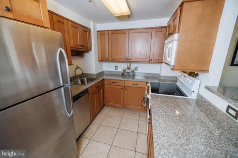 24 Courthouse Square Unit 1007 (PH7), Rockville, MD MLS: MDMC2165772