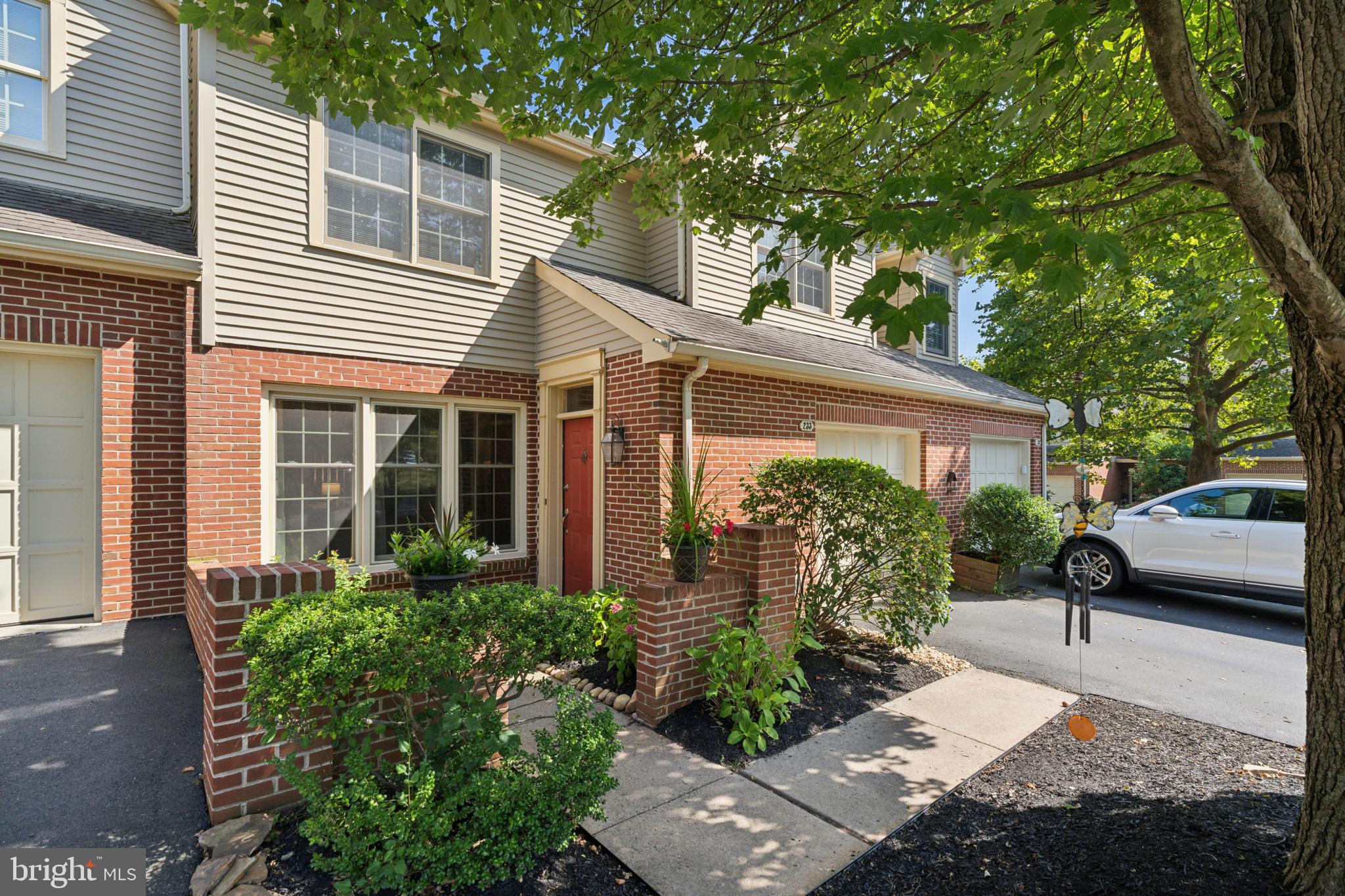 233 TOWYN COURT