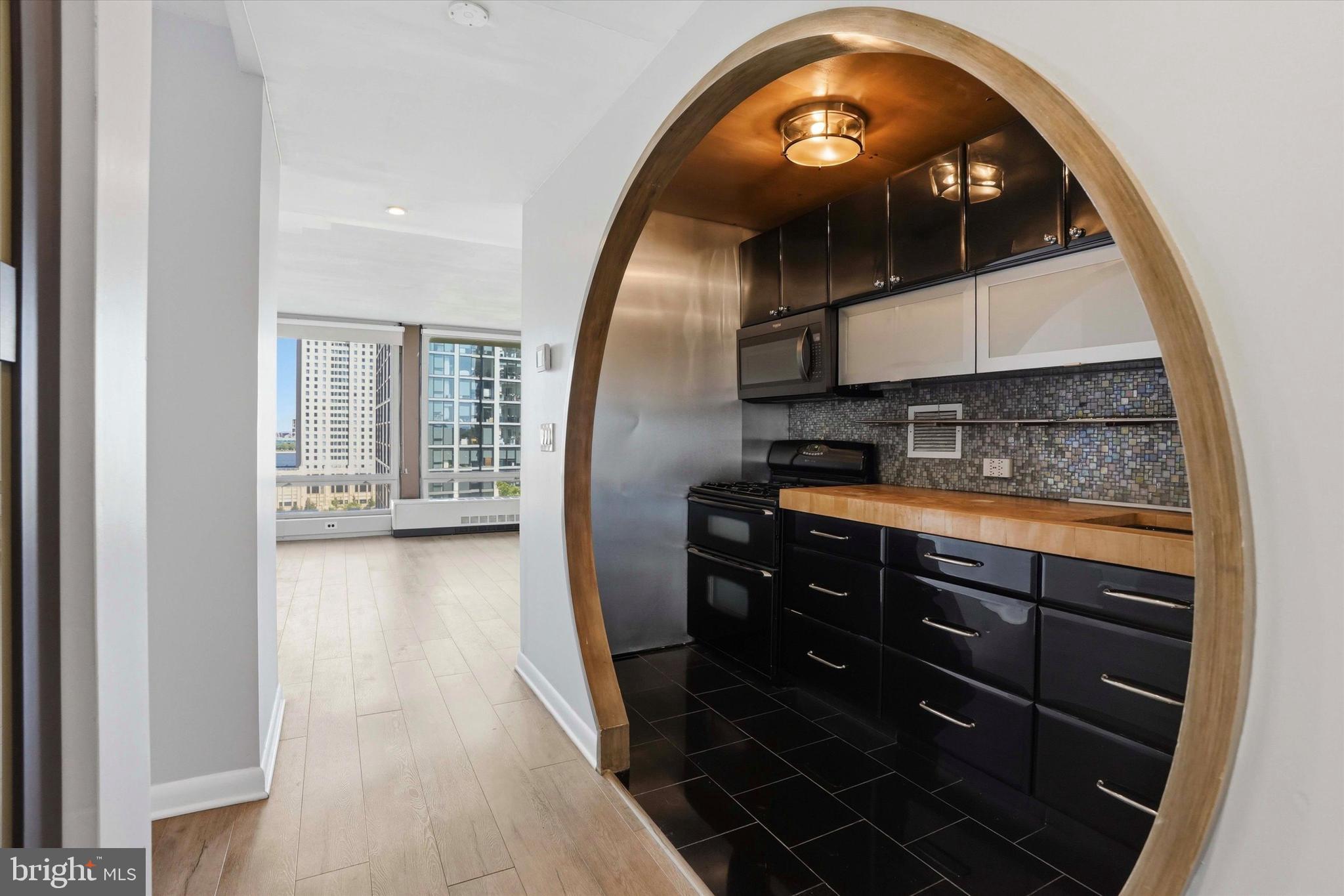 200 LOCUST STREET 8FN