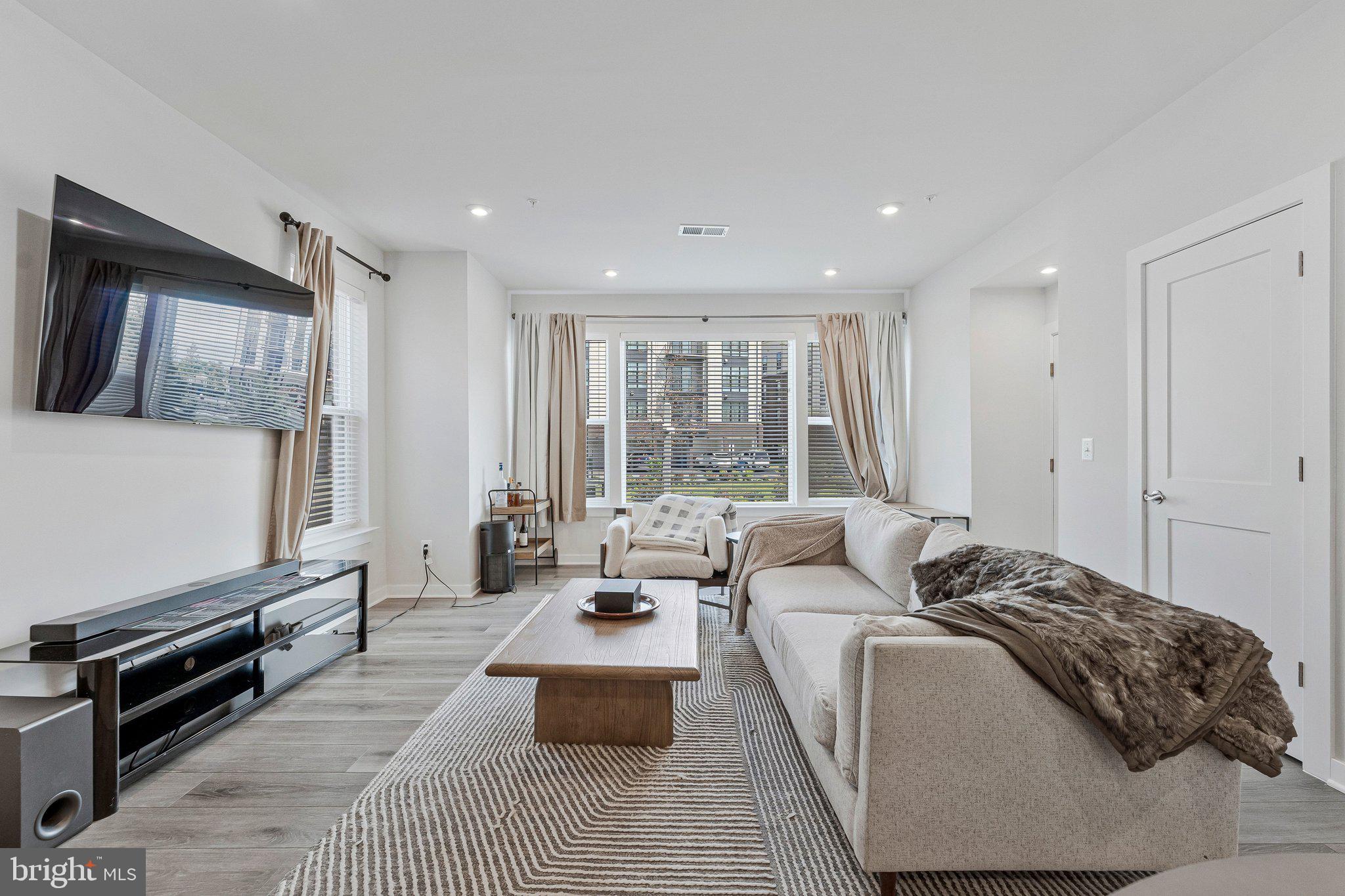 43728 TRANSIT SQUARE