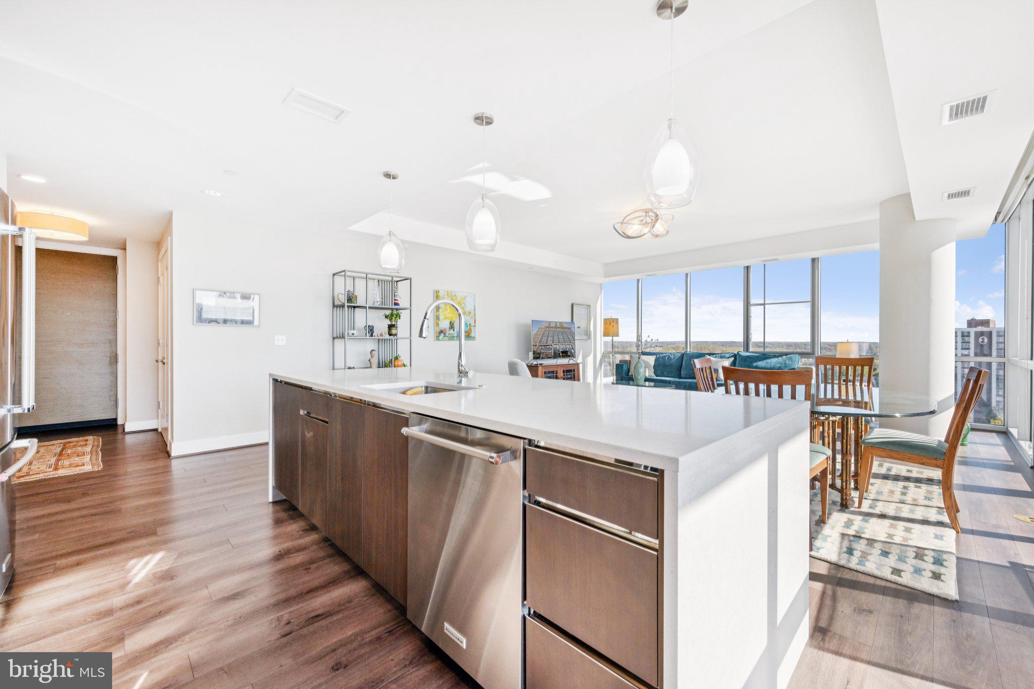 PIKE AND ROSE - Residential