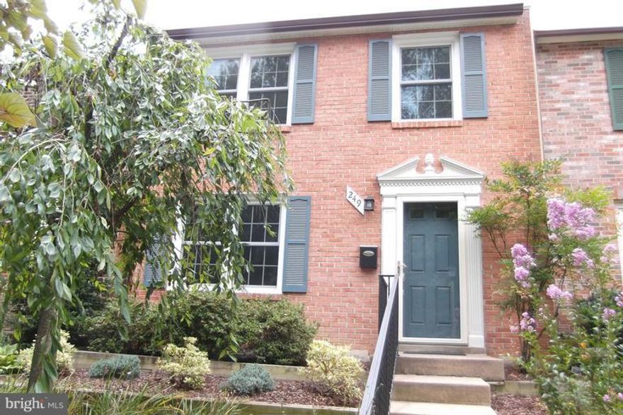 Georgeous TH 3BR, 2F/2H BA, Maple in Kitchen, Ceramic Tile, Granite Counters, Hardwood Floors on Main Level, Large Deck, Fire Place, Wet Bar, Fenced, Cul-De-Sac Location, Falls Church City Schools, Convenient Location, etc... Must See It !!!