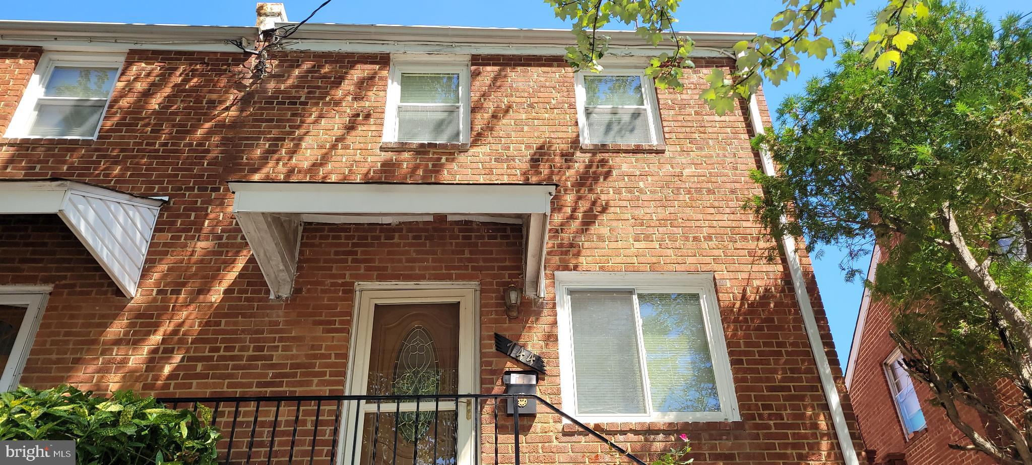 744 HILLTOP TERRACE SE