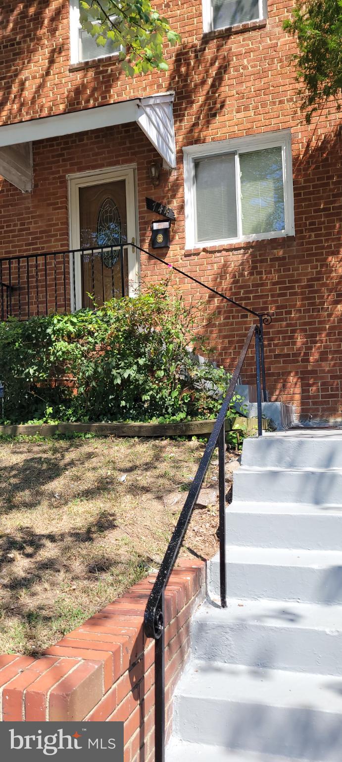 744 HILLTOP TERRACE SE