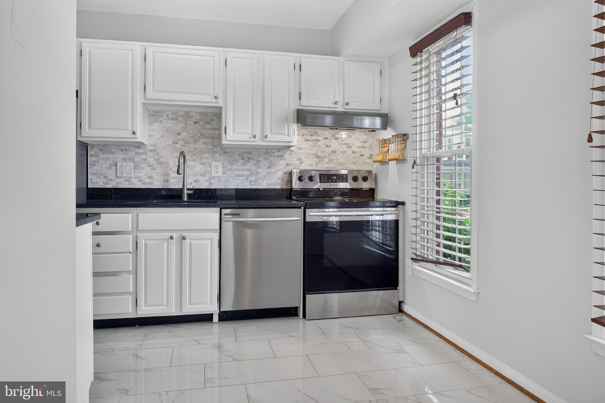 6484 FENESTRA COURT