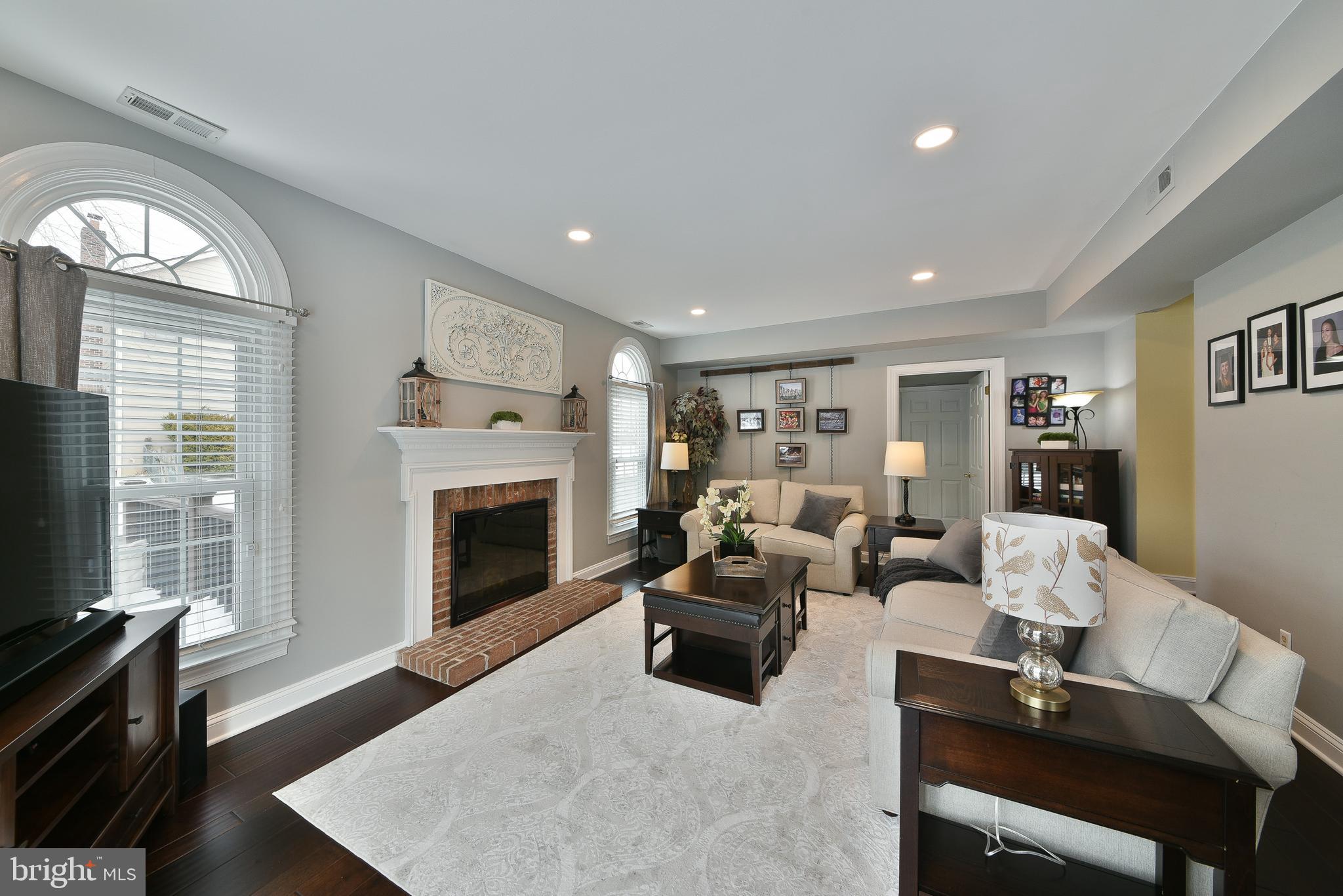 LAUREL OAKS - Residential