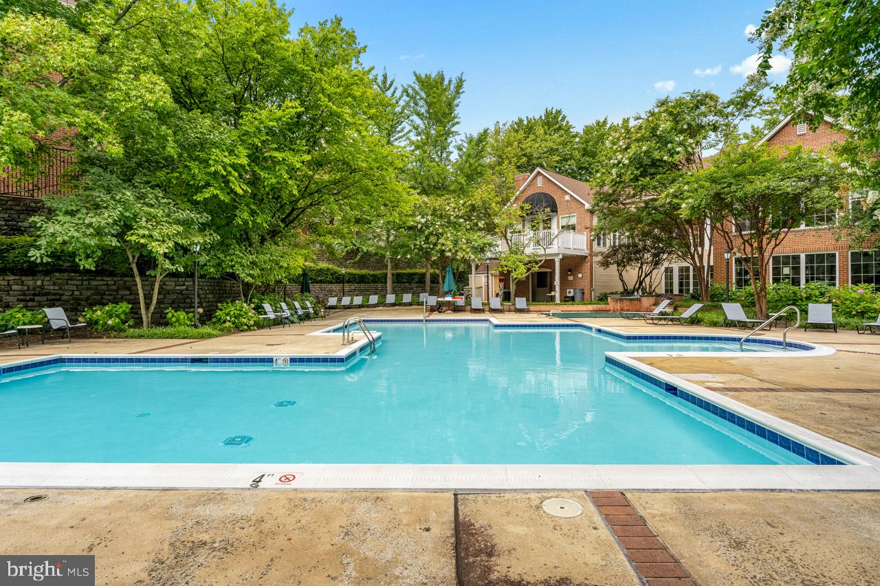 TYSONS CORNER - Land