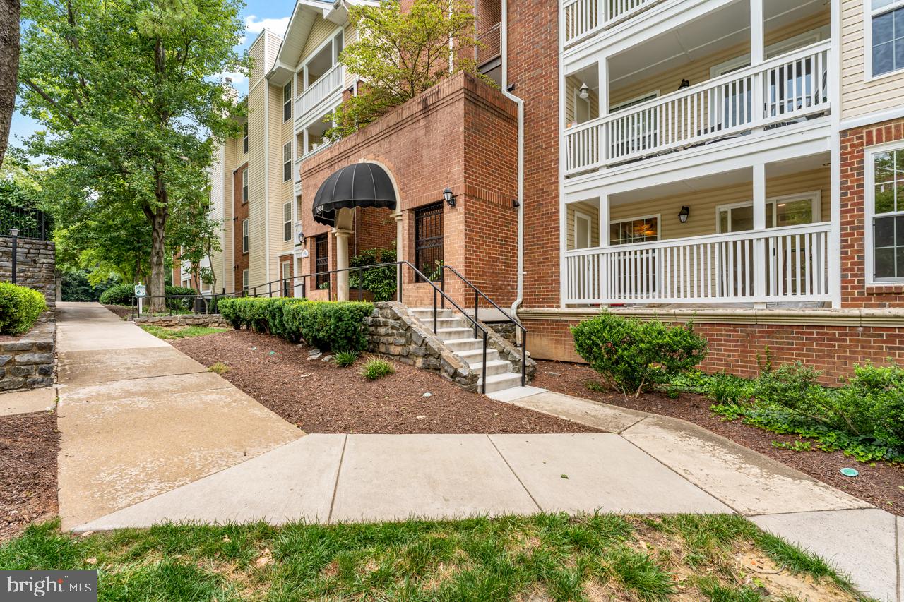 TYSONS CORNER - Land