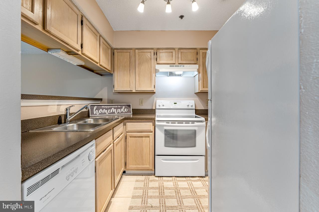 TYSONS CORNER - Land