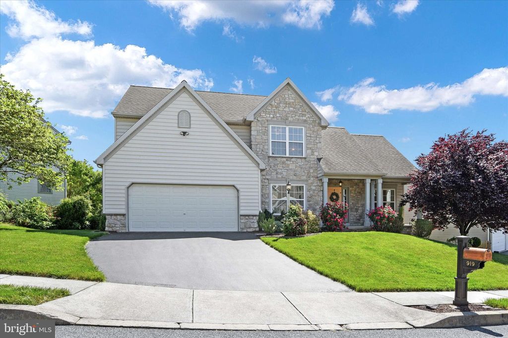 Photo of 919 Hedgewyck Lane, Elizabethtown, PA 17022 (MLS # PALA2051372)