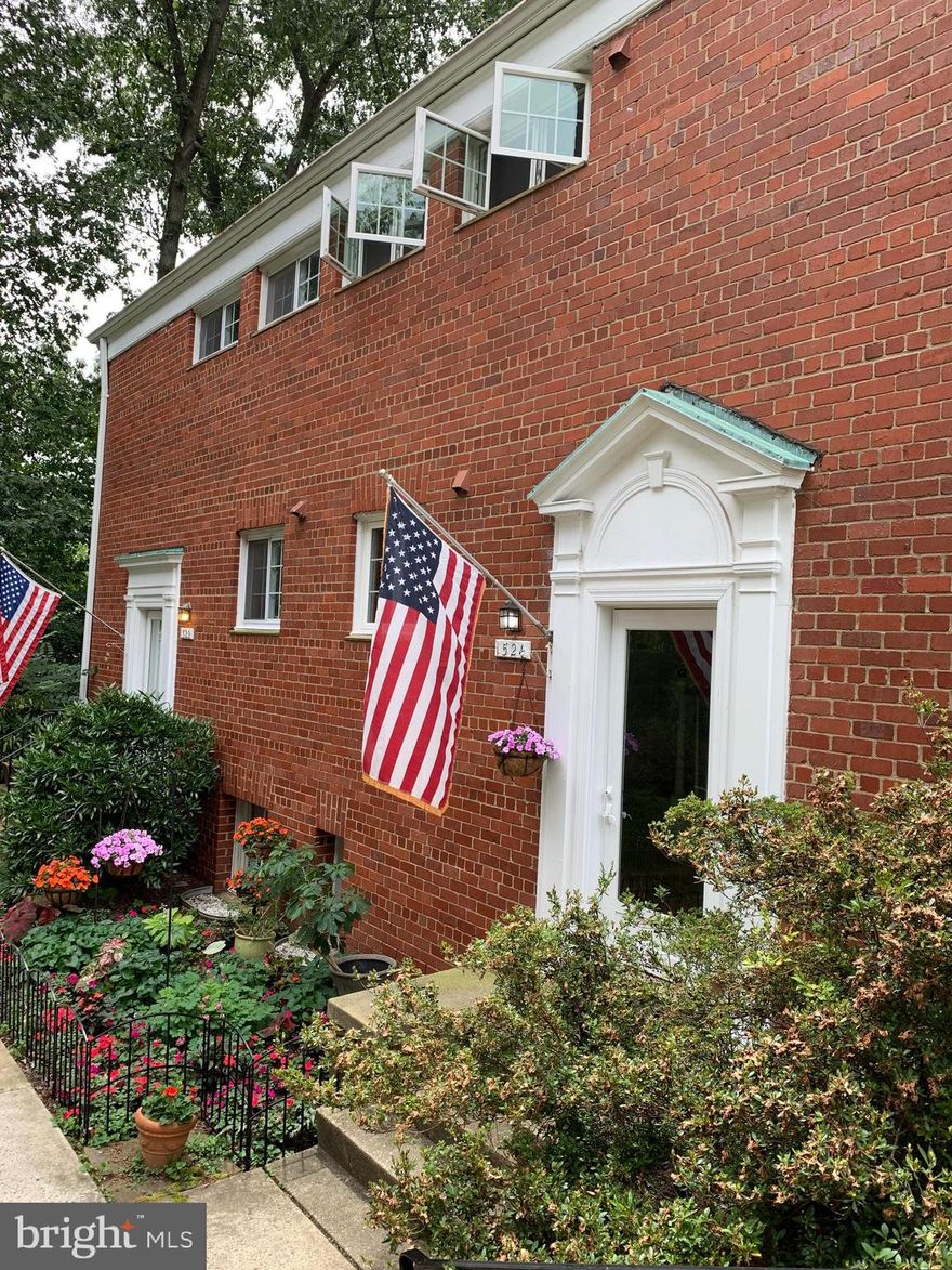 OPEN HOUSE SUNDAY, JUNE 23, FROM 2-4 P.M.   GREAT OPPORTUNITY TO OWN AN OFF STREET UNIT IN PARK LIKE SETTING.  This gorgeous condo has been completely repainted and neutralized with restful Simply White paint, floors have been newly refinished.   Located on a cul-de-sac with ample street parking, it is situated in a lushly landscaped courtyard offering a quiet and private enclave.  Features include newer Energy Star replacement windows that open out to a private treed view. The high end kitchen features luxury Thomasville kitchen cabinets, an Advantium oven, French door refrigerator with ice maker, front load combination washer/dryer, granite countertops and ceramic tile floor. Updates include new baseboard heat, updated electrical panel, new storm door. Ample storage in attic with pull down stairs. Parkfairfax is a historically significant neighborhood that offers a park like community with close proximity to DC bridges, the Pentagon, Village of Shirlington and the new Amazon HQ2 facility. Amenities include  pools, fitness center, tot lots and much more! Parkfairfax is an easy commute to major shopping and employment hubs located in Pentagon City, Crystal City and National Landing and is a short commute to Ronald Reagan National Airport. Located but a short distance away are multiple restaurants, coffee shops, grocery stores and theaters. Parkfairfax has been a popular Alexandria neighborhood for decades and continues to be a hub of community activity and involvement with friends and neighbors.