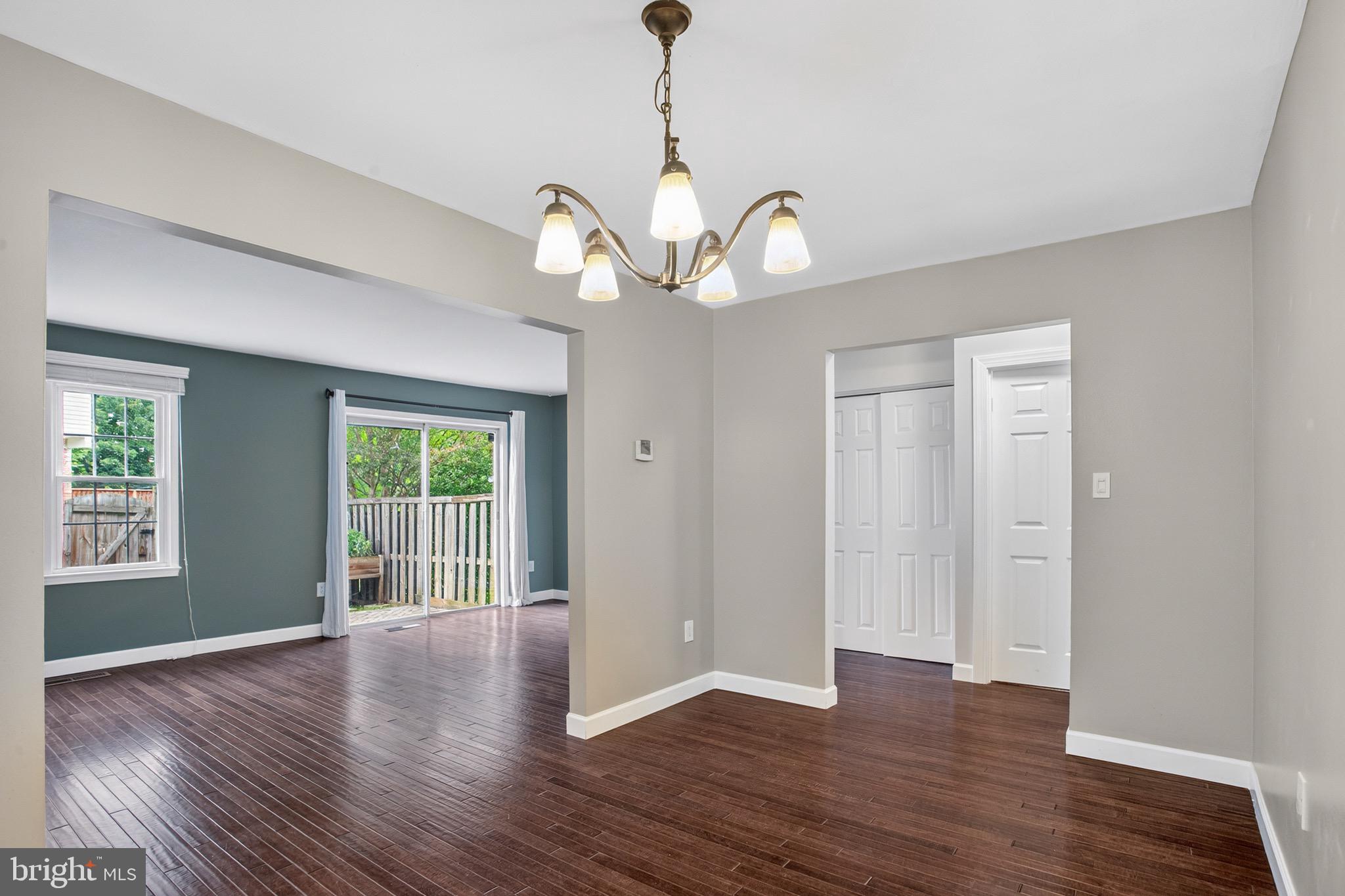 WILLIAMSBURG SQUARE - Residential