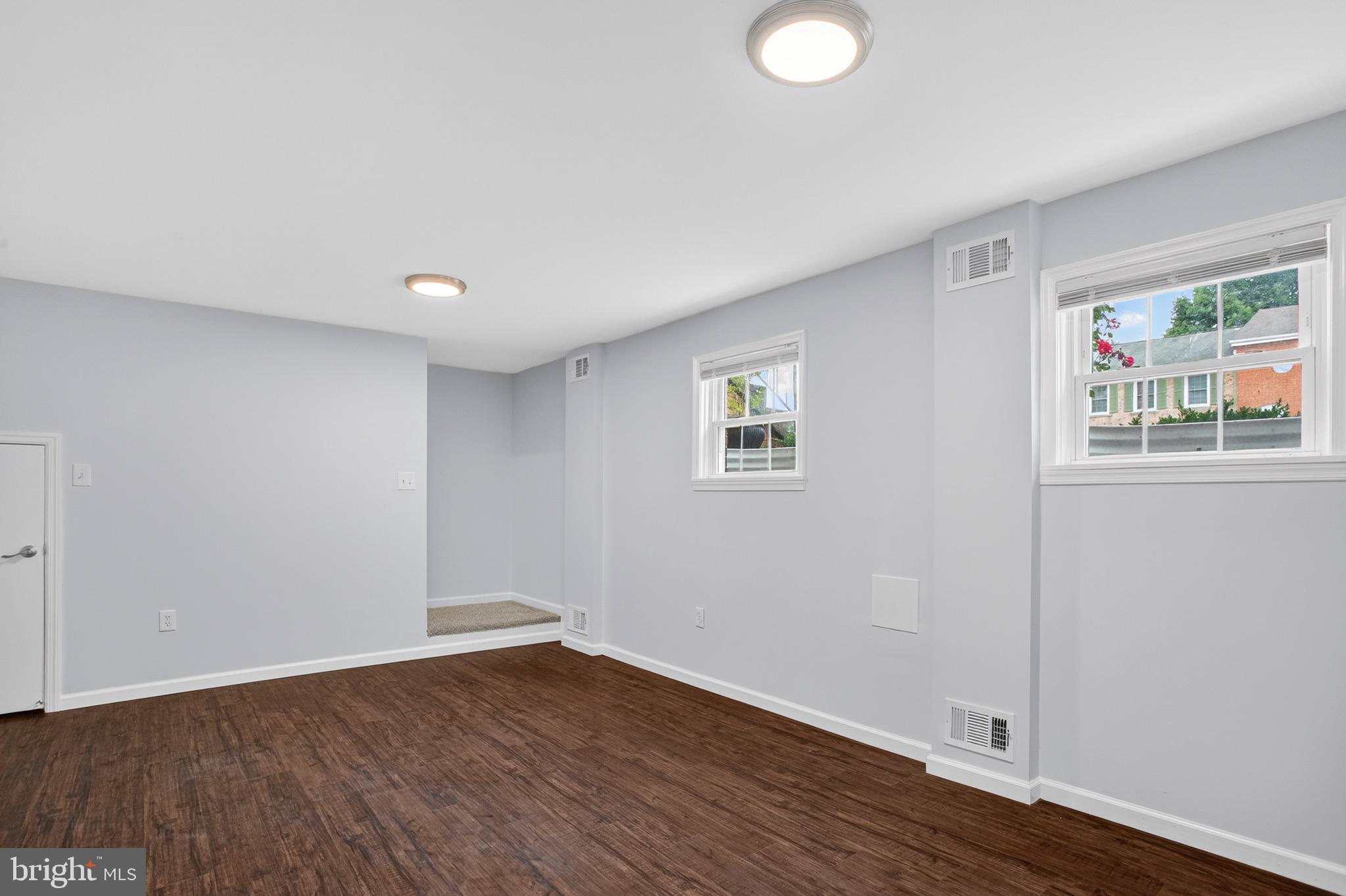 WILLIAMSBURG SQUARE - Residential