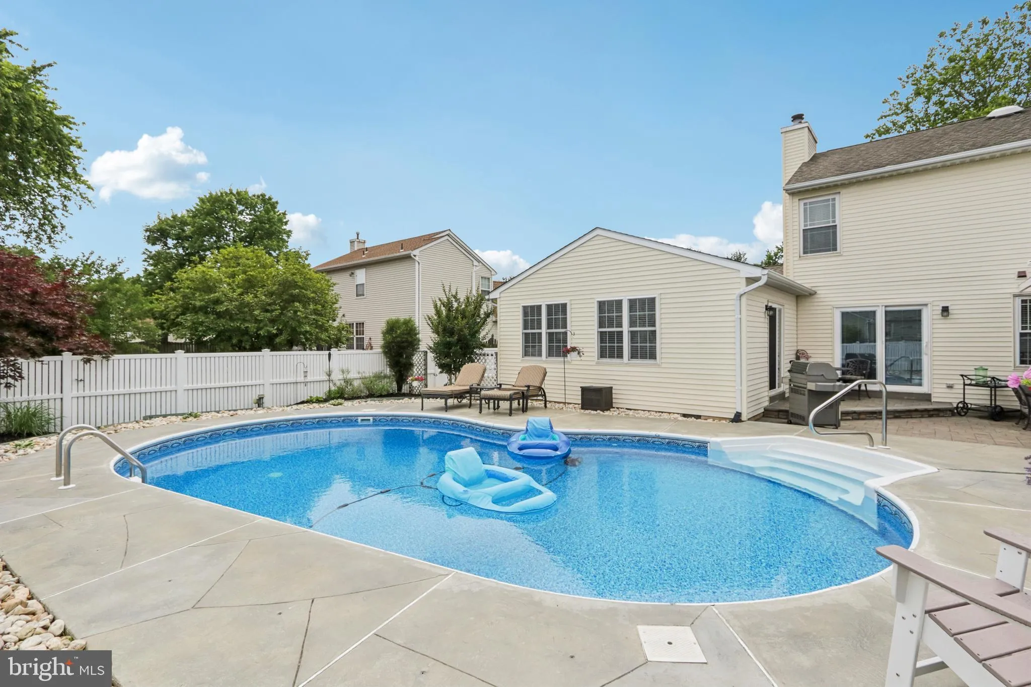 Burlington, New Jersey 08016, United States, 4 Bedrooms Bedrooms, ,4 BathroomsBathrooms,Residential,Pending,151917