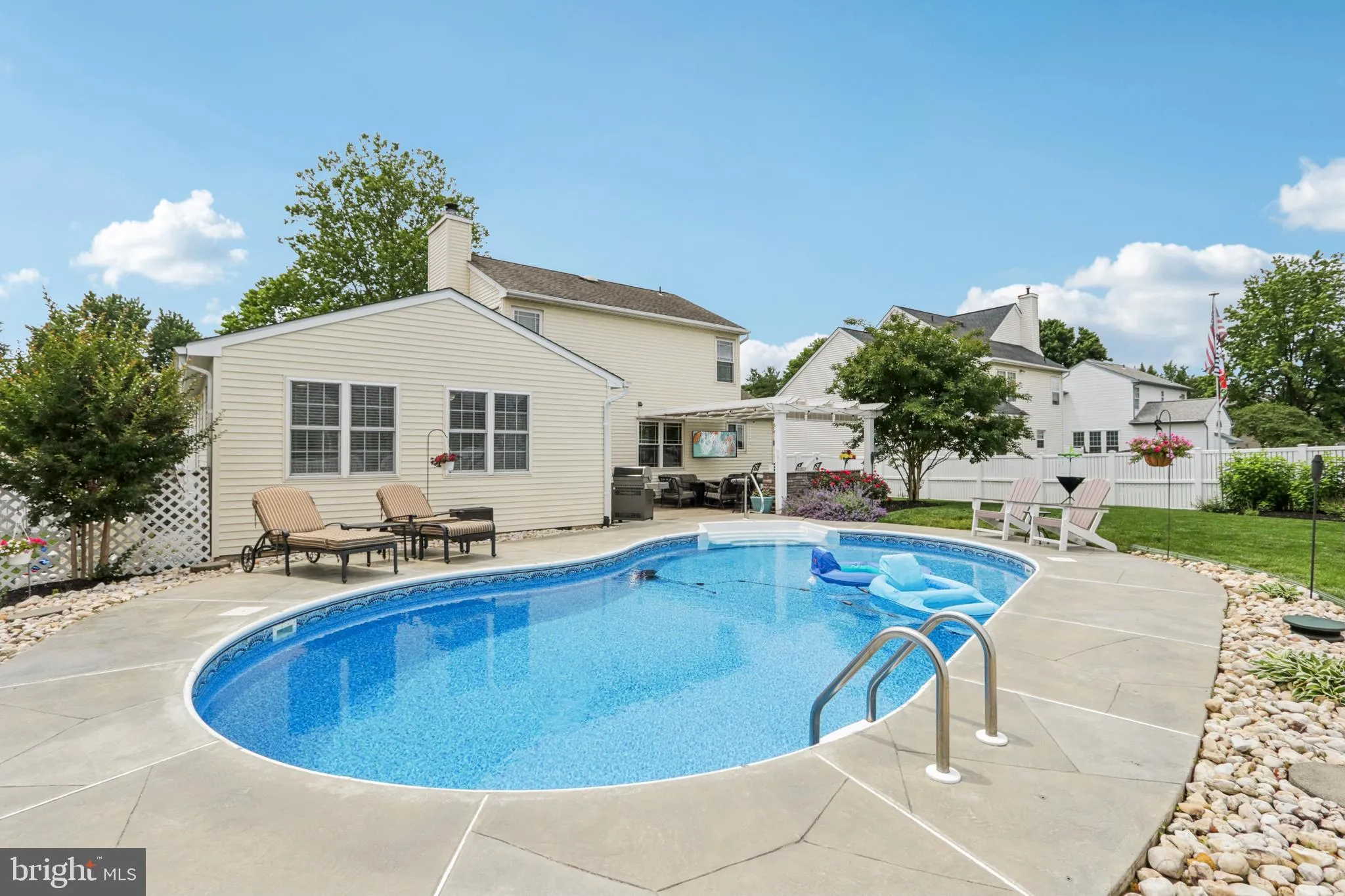 Burlington, New Jersey 08016, United States, 4 Bedrooms Bedrooms, ,4 BathroomsBathrooms,Residential,Pending,151917