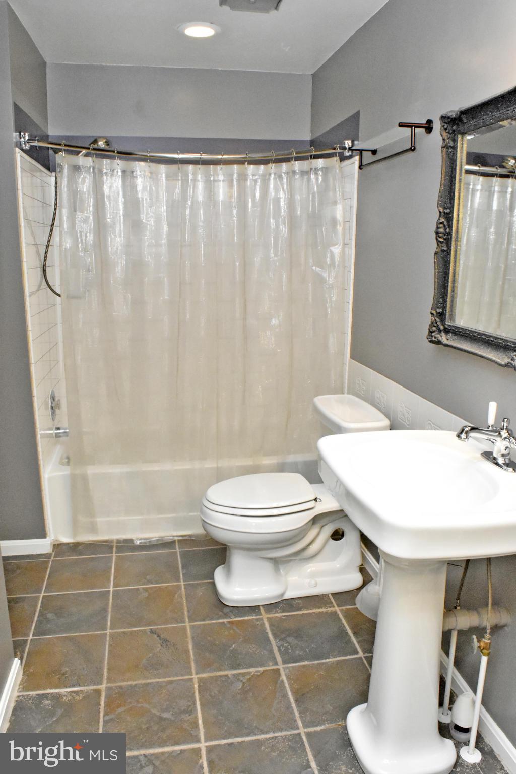 GLENSHIRE TOWNE - Residential Lease