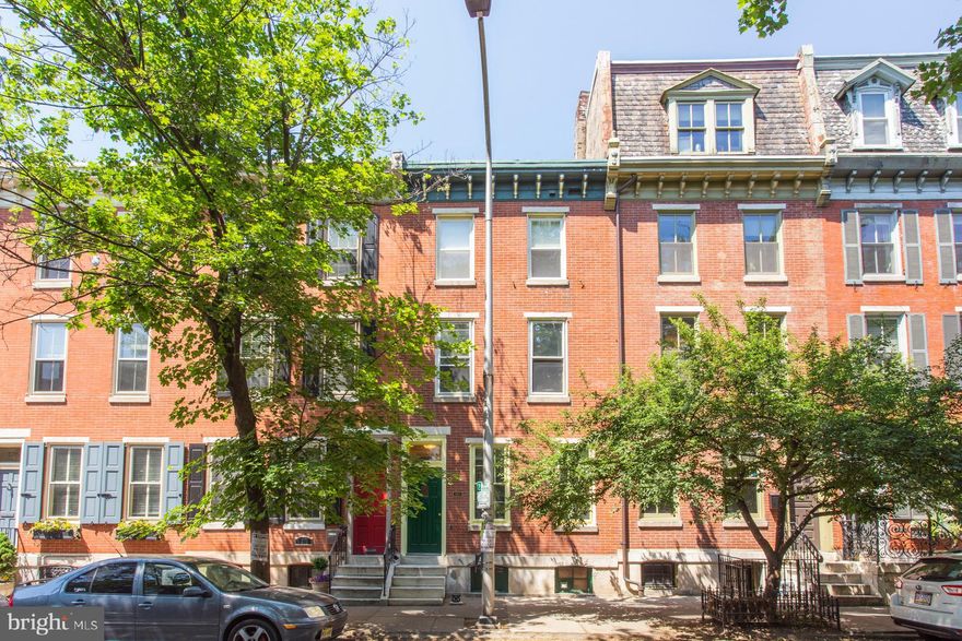 Sunny one bedroom apartment off Fitler Square.  Beautiful,  quiet neighborhood within easy walking to University City, Rittenhouse Square, Downtown, tennis and basketball courts, a great dog park, public gardens and the Schuylkill River walk/bike way. Three blocks from City Fitness Gym, fantastic restaurants, a supermarket, pharmacy, and great take-out! The apartment features hardwood floors, central air, washer/dryer on premises shared with 2 other apartments. Available early July. No cats and no smoking please.  Dogs okay with references and a separate pet fee.