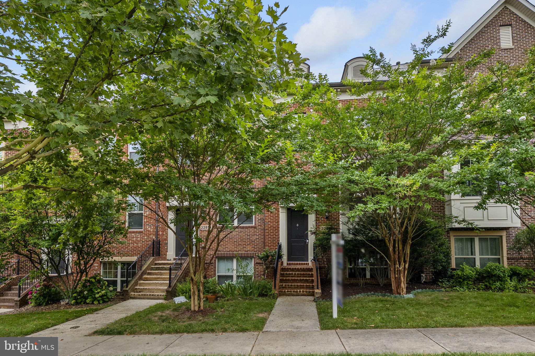 22816 BROADWAY AVENUE