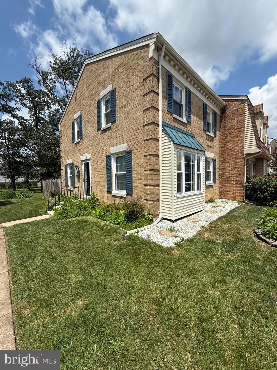 Welcome to this beautiful end unit townhome located in the in the heart of Springfield. Main level welcomes you with bright living room, dining room, kitchen and half bath. Upper level with three spacious bedrooms and two full bath. Basement with big living room and and additional full bath. This one is a must see!
